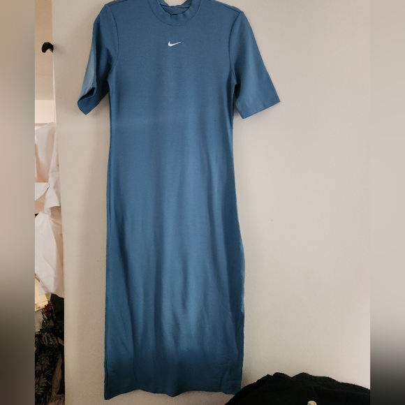 Nike Sportswear Essential Crewneck Midi Dress Size M BNWT - Picture 2 of 5